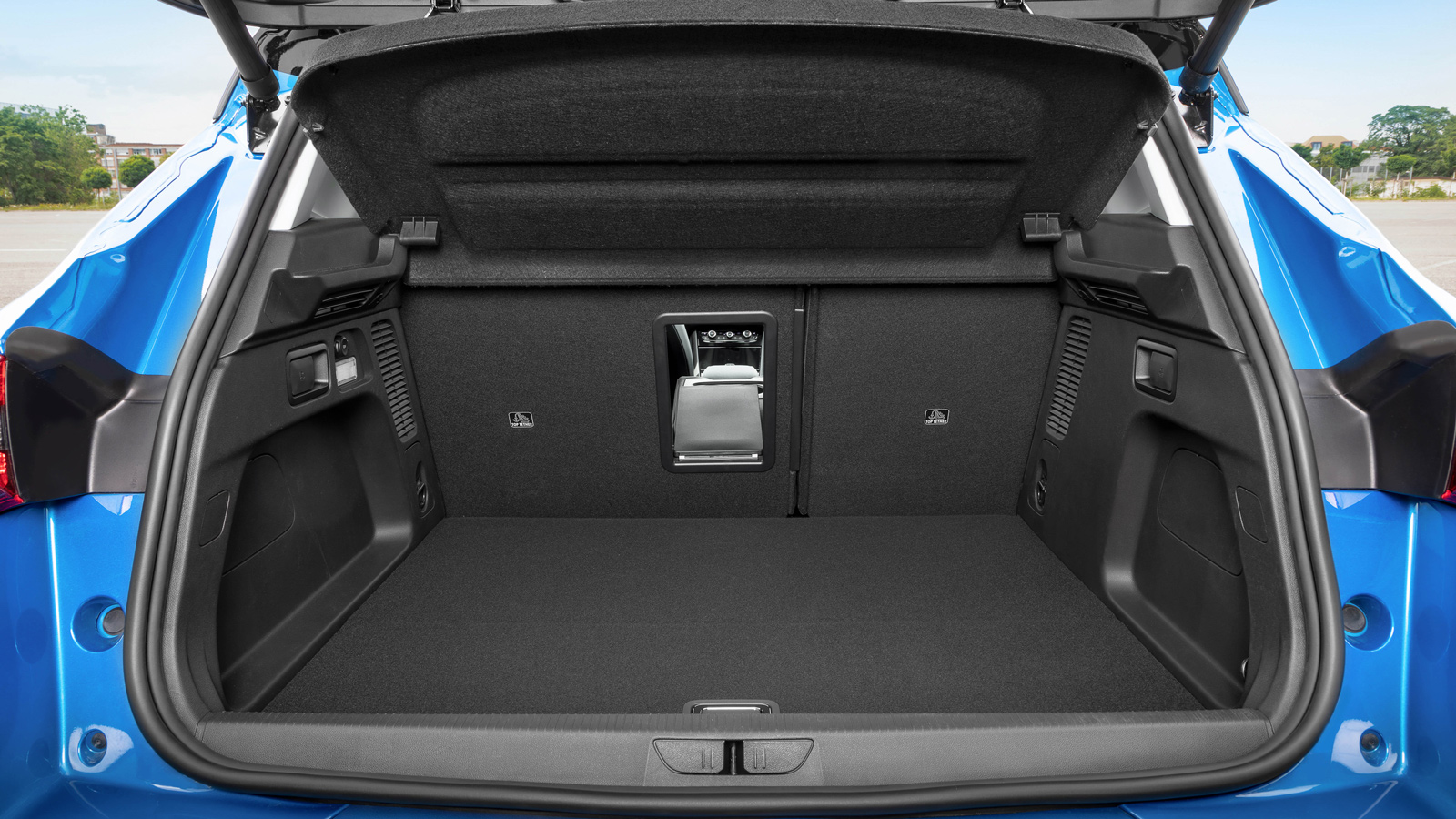 Ο χώρος αποσκευών φτάνει τα 514 λίτρα για τις εκδόσεις με «κανονικούς» κινητήρες και τα 309 λίτρα στις υβριδικές
